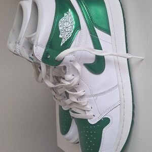 Nike AIR jordan Athletic Shoes Metallic Green And White Golf Shoes